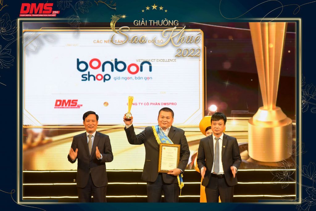 Đại diện bonbon shop nhận giải thưởng Sao Khuê 2022