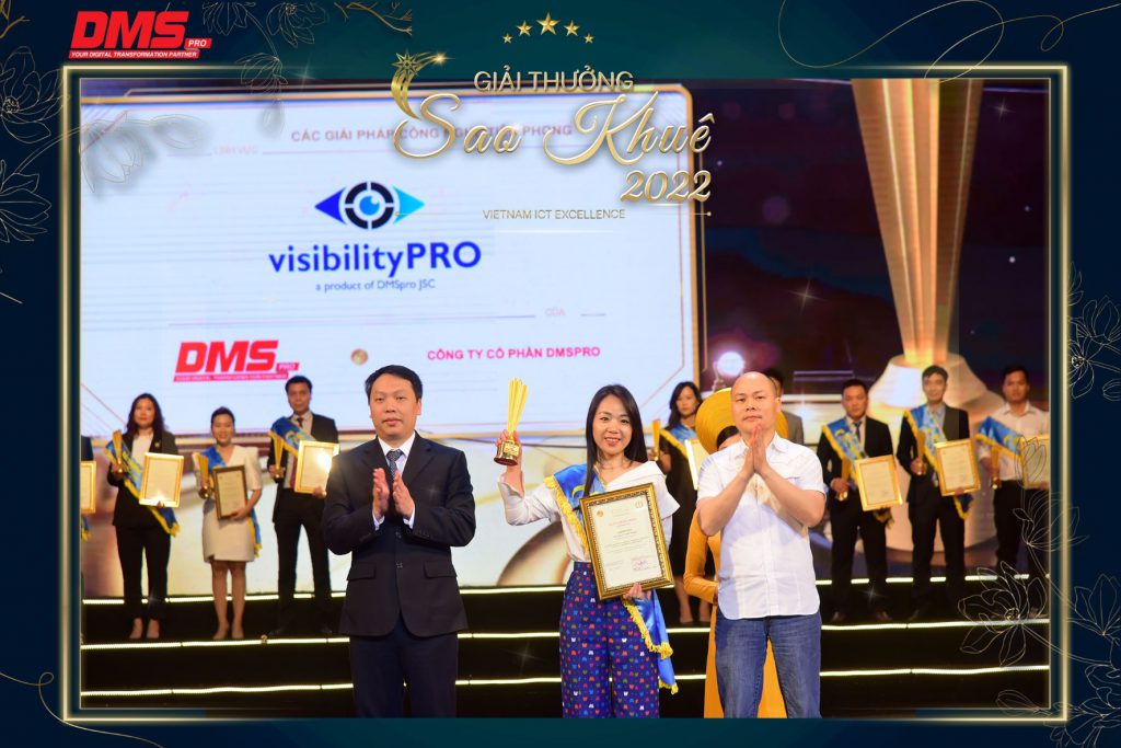 Đại diện visibilityPRO nhận giải thưởng Sao Khuê 2022